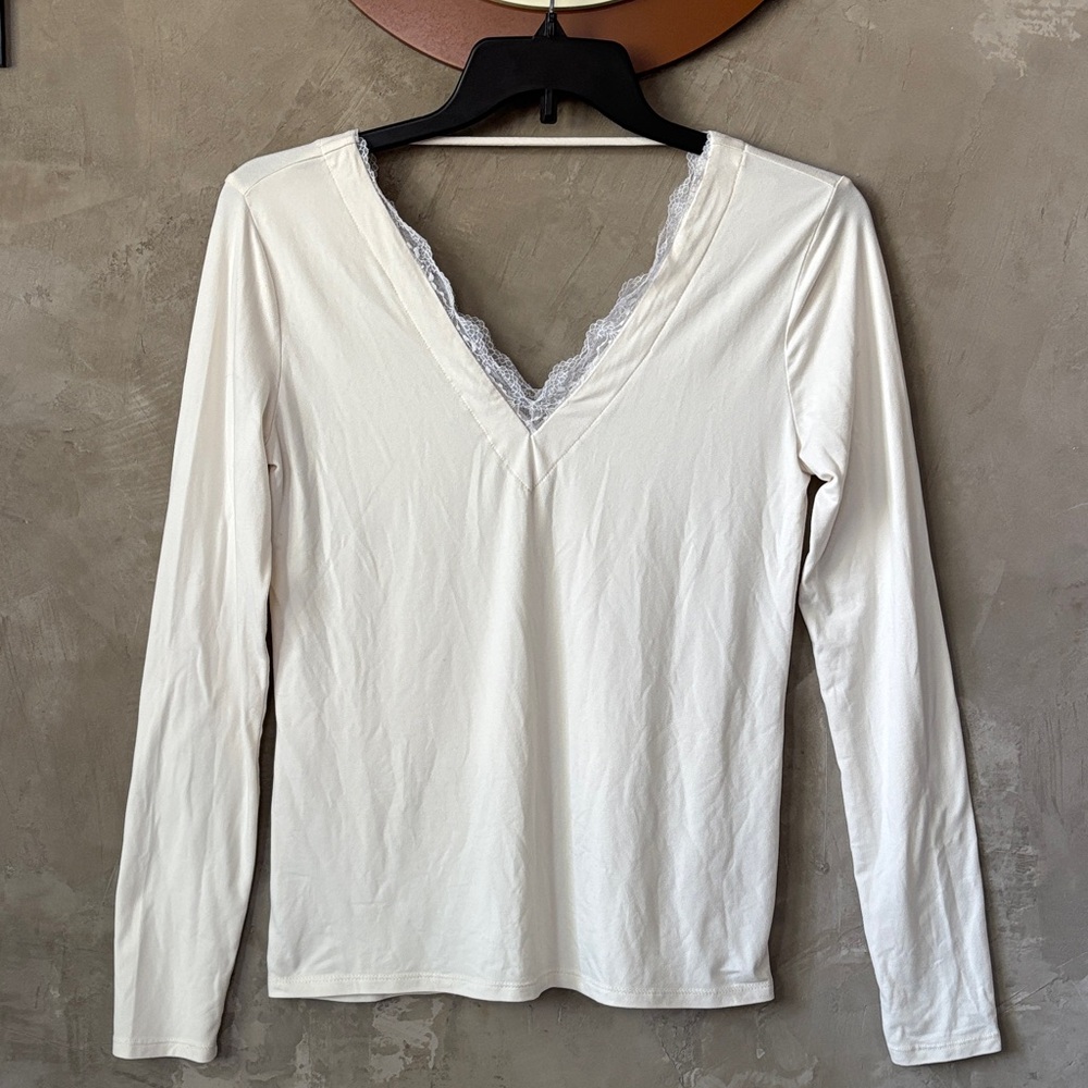 Daytrip White V-Neck Lace Long Sleeve Top